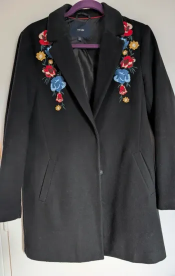 Manteau noir fleurs brodées