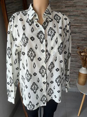 Chemise blanche et noire à motifs