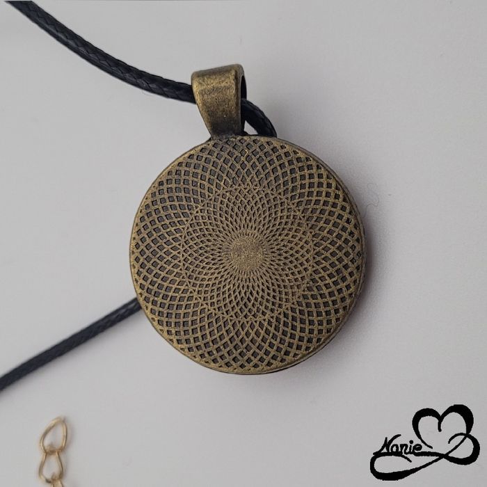 Pendentif en résine rond orangé avec un trèfle 🍀 - photo numéro 4