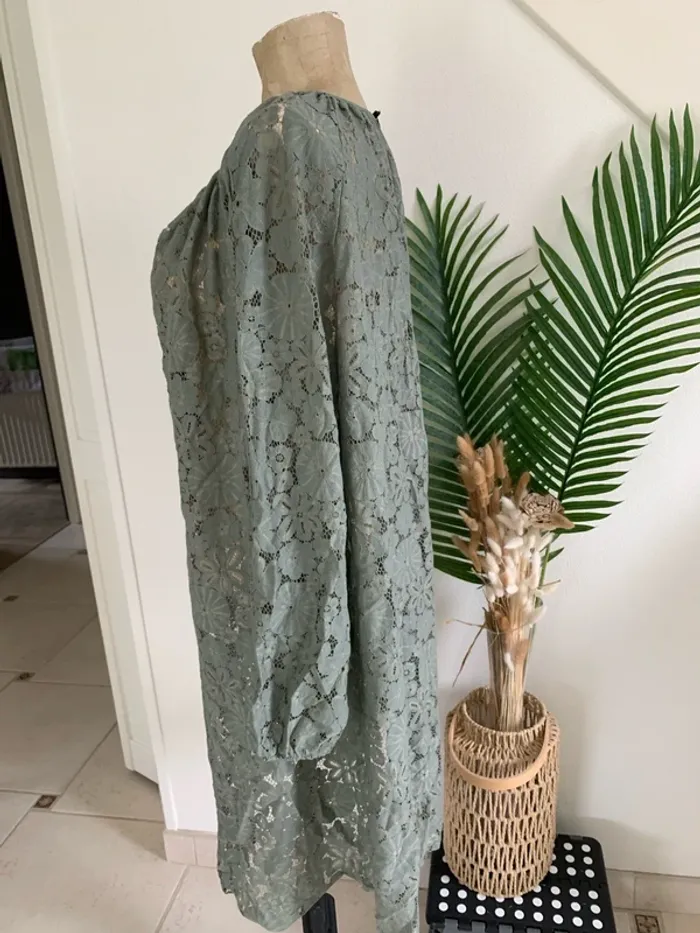 Magnifique robe en dentelle kaki avec inscription amour devant - photo numéro 4