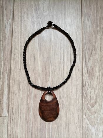 Collier pendentif bois