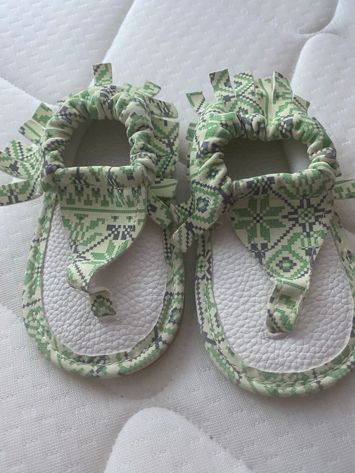 Une sandale pour bébé fille - photo numéro 3