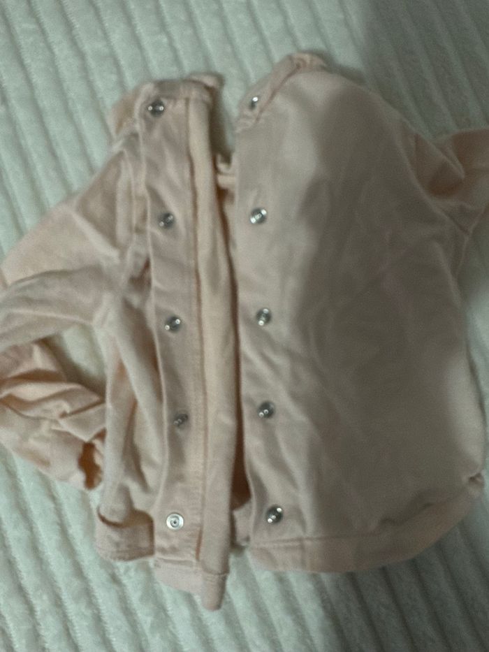 Top manche longue - blanc et rose - Gémo - 6 mois - excellent état - photo numéro 6