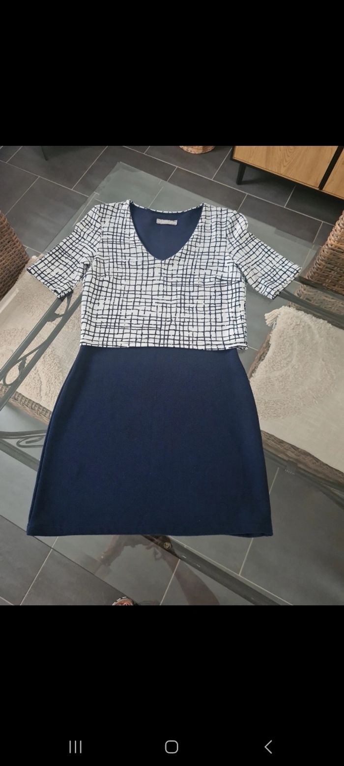 Vend très jolie robe bleu marine superposé d un hâte bleu et blanc
