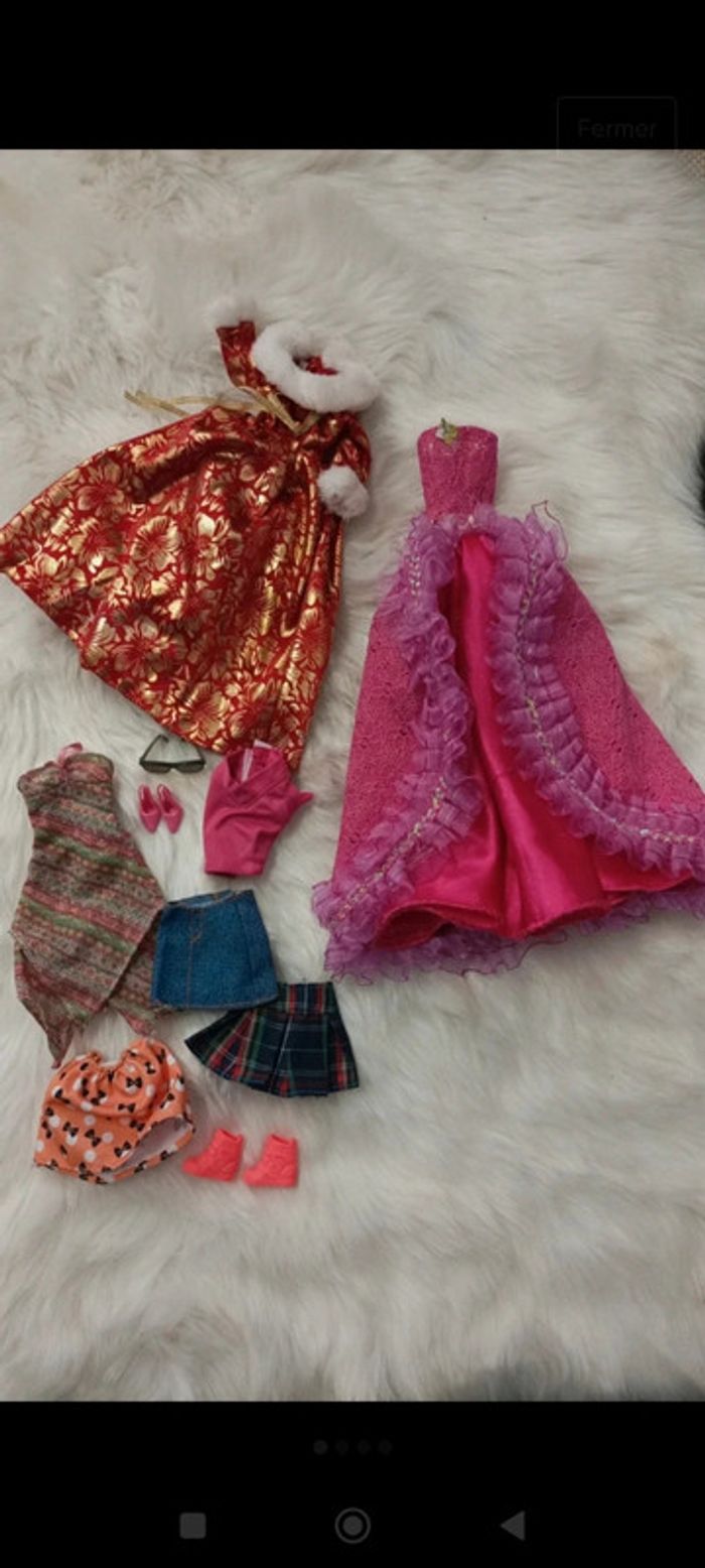 Lot accessoires et vêtements pour poupée style Barbie
