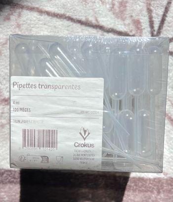 Pipettes transparentes neuves