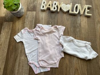 - 2 body MC toutes marques - 3 mois - Très bon état + 1 offert car tache