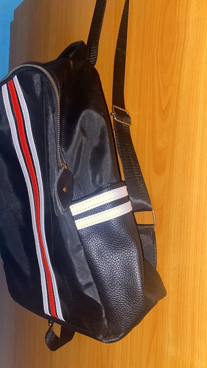 Sac a dos noir avec bandes de couleurs - photo numéro 4