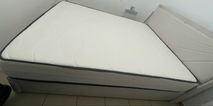 Lit, sommier avec matelas 140/200.   25cm