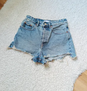 Short en jean bleu ciel destroy taille haute moderne tendance Zara taille 36