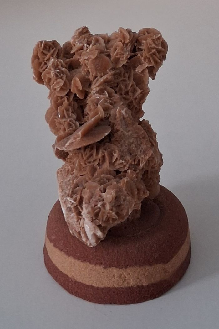 Roche minérale rose des sables sur un socle en pierre - photo numéro 1