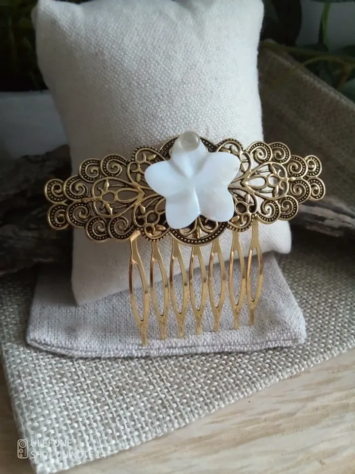Barrette bohème avec fleur de nacre et pierre de labradorite - photo numéro 3