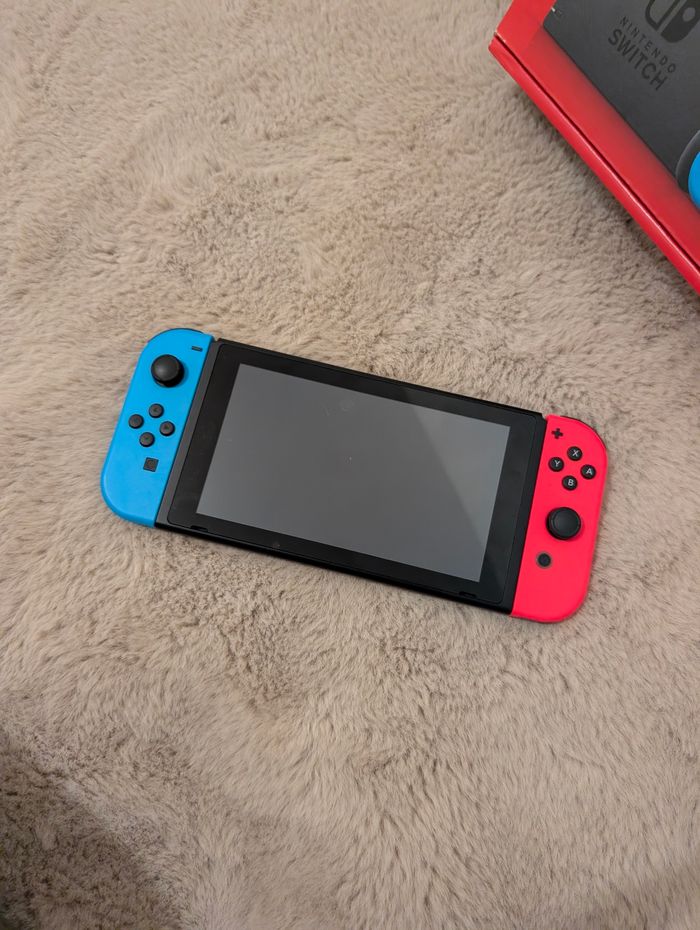 Pack Nintendo Switch + accessoires (verre trempé, boîtier jeux)  Excellent état - photo numéro 4