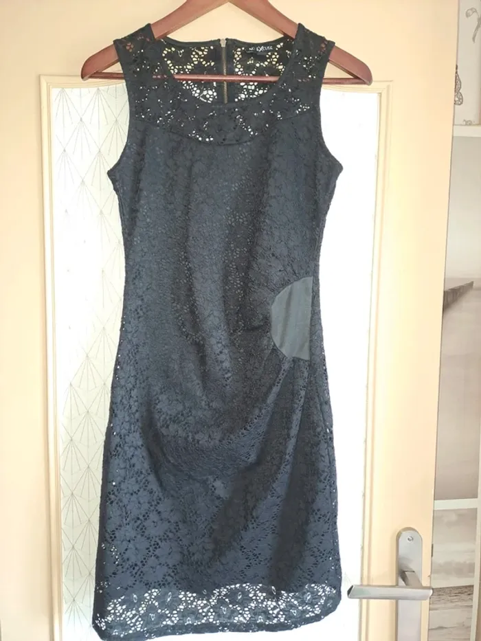 Superbe robe noire no excuse 36 comme neuve dentelle doublure jusqu'en bas, effet plissé à la taille