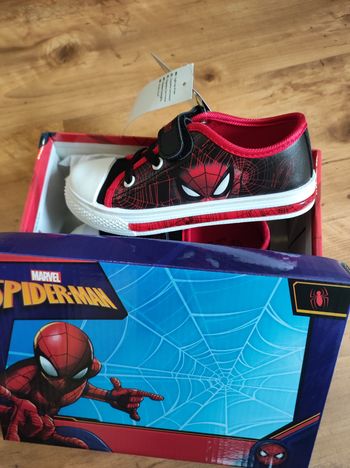 Chaussures baskets sneakers Marvel Spiderman lumineuse taille 27 neuves