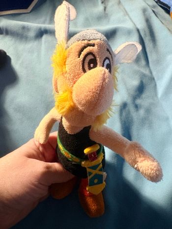 Lot 5 peluches Asterix Obelix chien Idefix druide Panoramix chef Abraracourcix