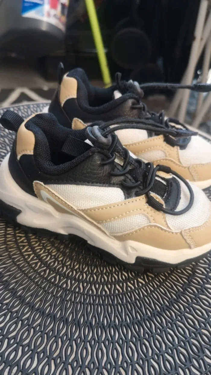 Basket taille 24 noir & beige - photo numéro 2