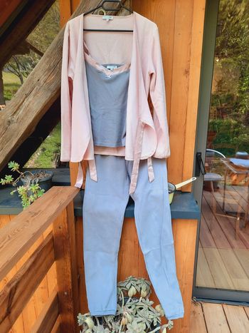 Tres joli pyjama 3 pièces,  pantalon, debardeur et peignoir polaire, taille 38/40