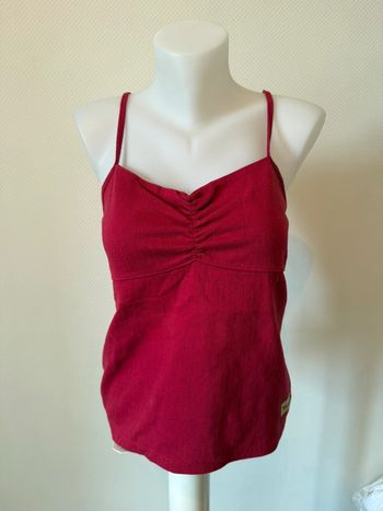 Top vintage rouge en très bon état taille M natural