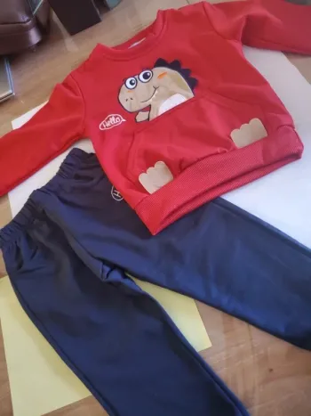 Ensemble jogging tout neuf