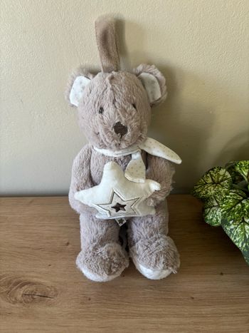 Doudou peluche ours beige blanc étoile musical pommette