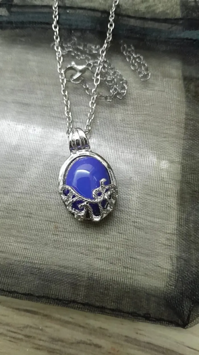 Collier pendentif Pierre bleue, Vintage porté par Katherine dans Vampire Diaries - photo numéro 2