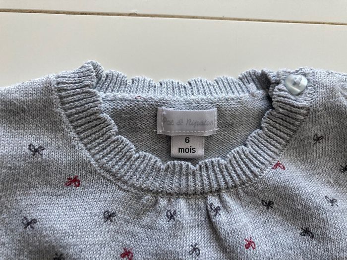 Pull gris avec petits noeuds - photo numéro 3