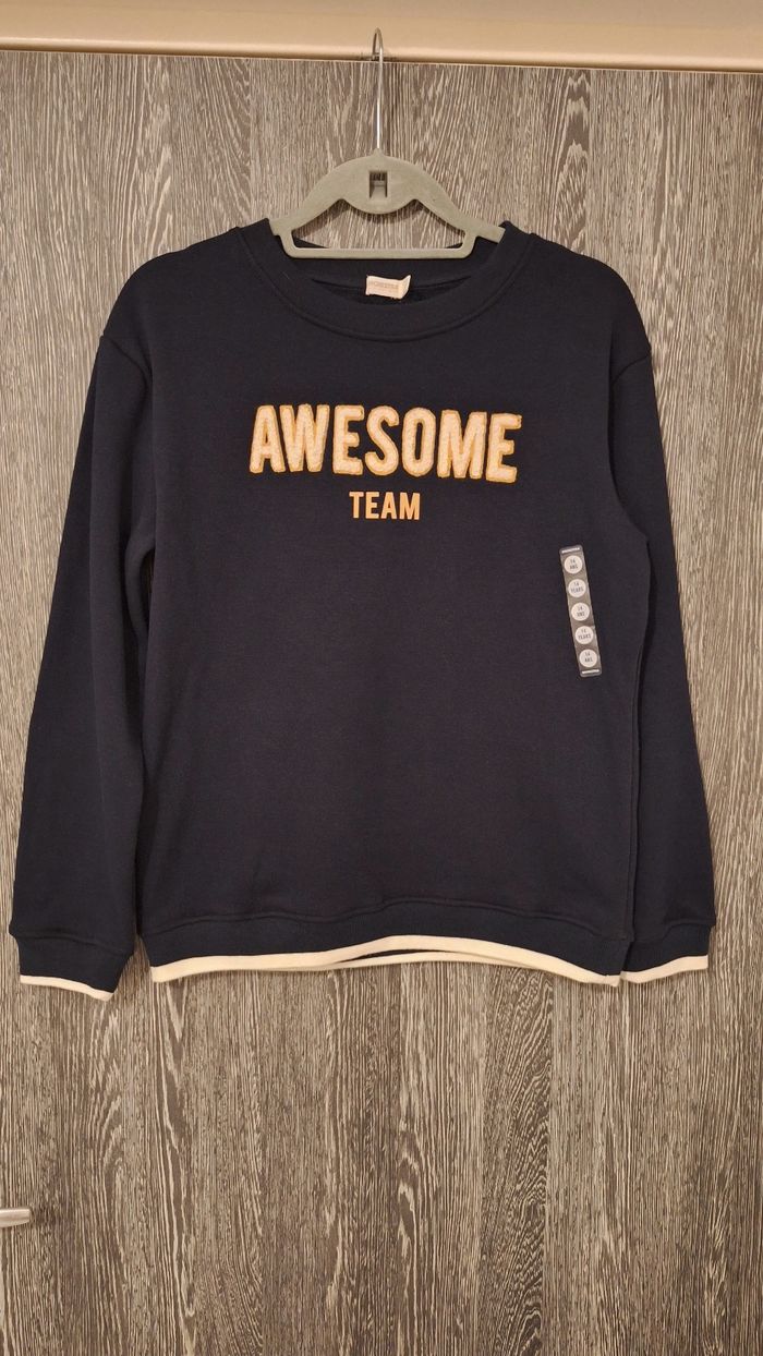 Sweat molleton bleu marine imprimé relief