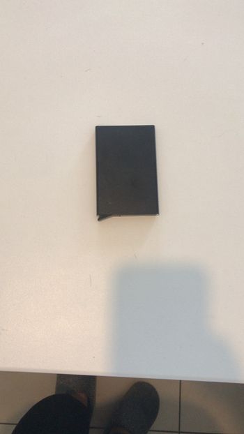 porte carte métallique avec système pour sortir les cartes d un click