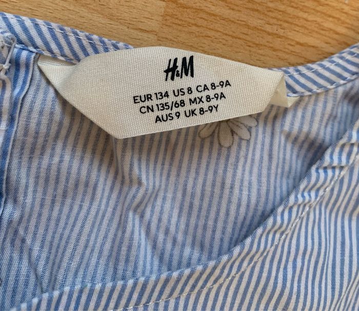 Jolie robe bleu avec pâquerettes H&M 8/9 ans - photo numéro 3