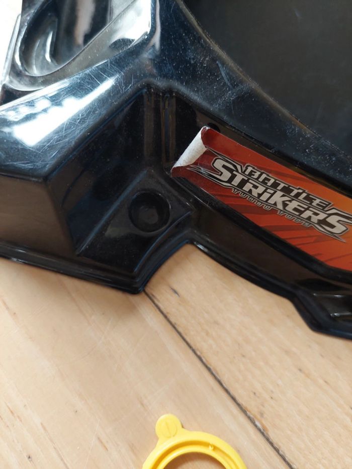 Lot de toupies beyblade et battre strikers avec arène et lanceurs - photo numéro 3