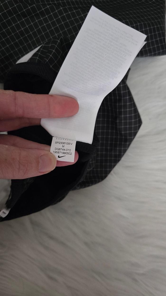 NEUF (non porté) 🏷🥰😍🤩 superbe coupe vent NIKE mixte taille 10 ans 🤩😍🥰 - photo numéro 3