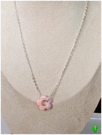 Collier fin avec pendentif fleur rose en résine style moderne