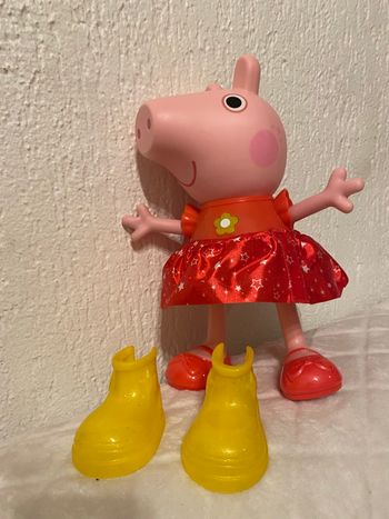 Peppa piG qui danse et chante avec bottes de pluie 