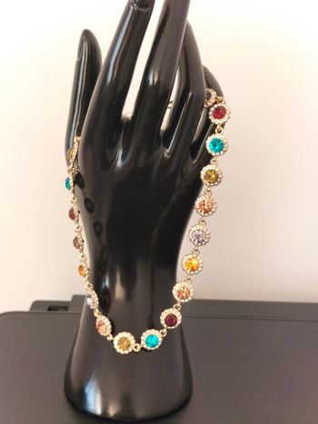 collier élégant et stylé avec ses pierres colorées neuf diamètre totale 40 cm