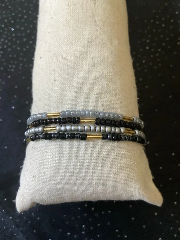 Bracelets gris noires dorés