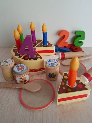 Dînette gâteau d'anniversaire en bois avec bougies et aliments