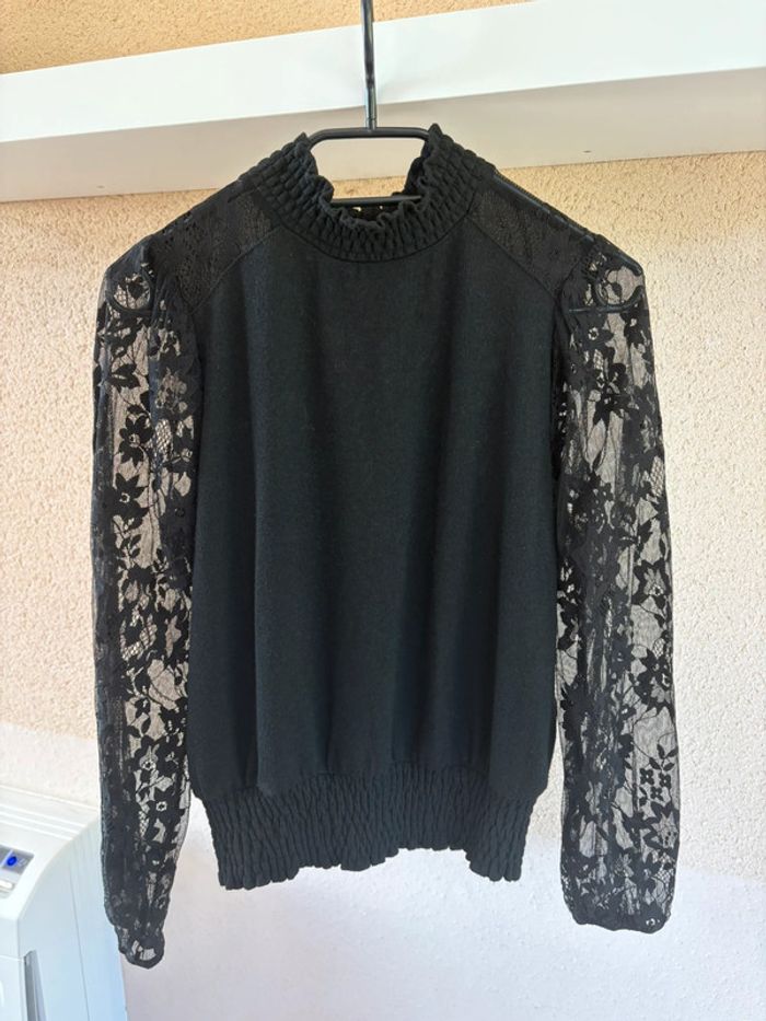 Blouse noire manches à dentelle