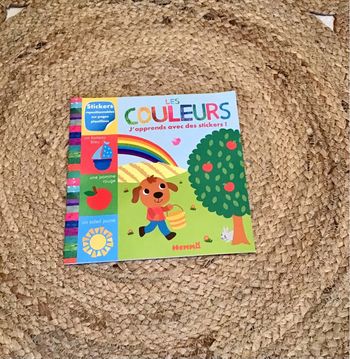 Livre Les couleurs J’apprends les couleurs avec stickers repositionnable sur page plastifié