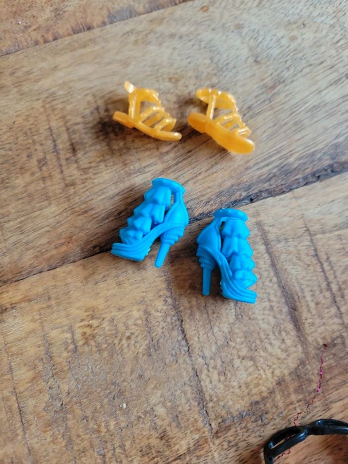 Lot accessoires talon bleu sandale pour poupée barbie miniatures - photo numéro 3