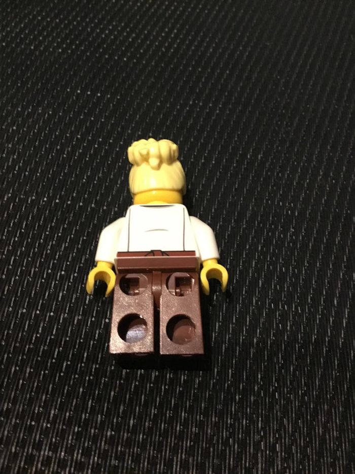 Lego mini figurine trn249 serveuse wagon restaurant du train 60197 minifigure officiel - photo numéro 3