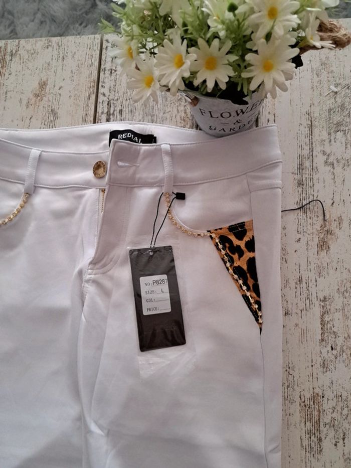 Pantalon blanc poches 🐆 et strass neuf