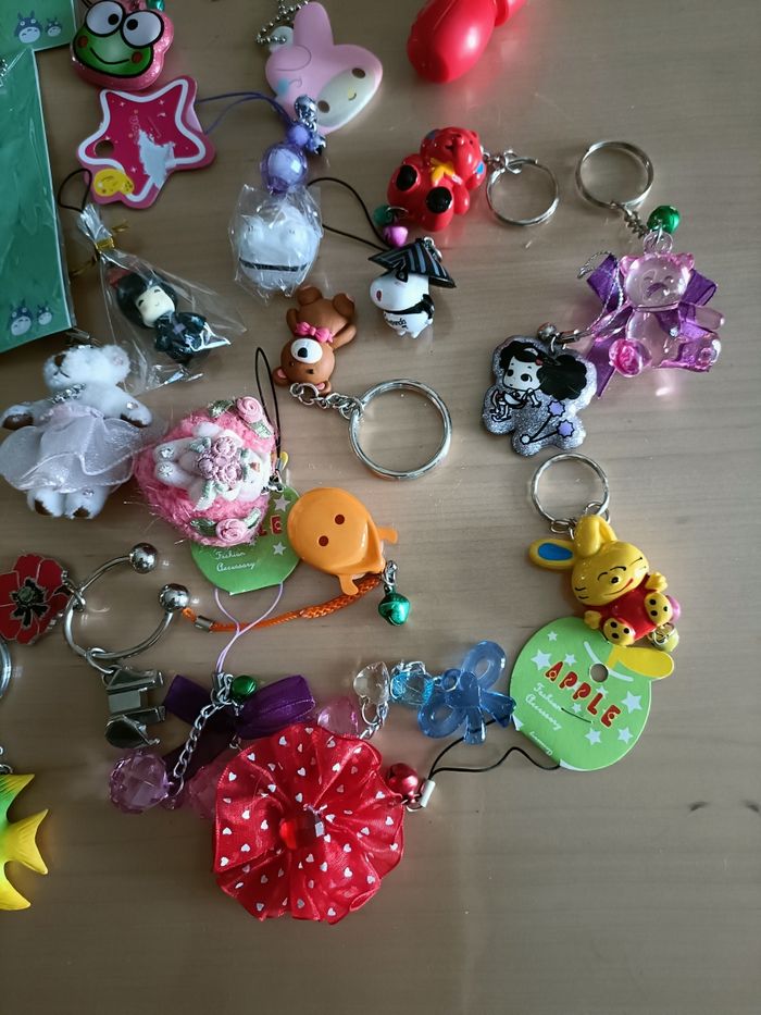 LOT DE 28 PORTE CLES DONT CERTAINS KAWAÏ - photo numéro 4