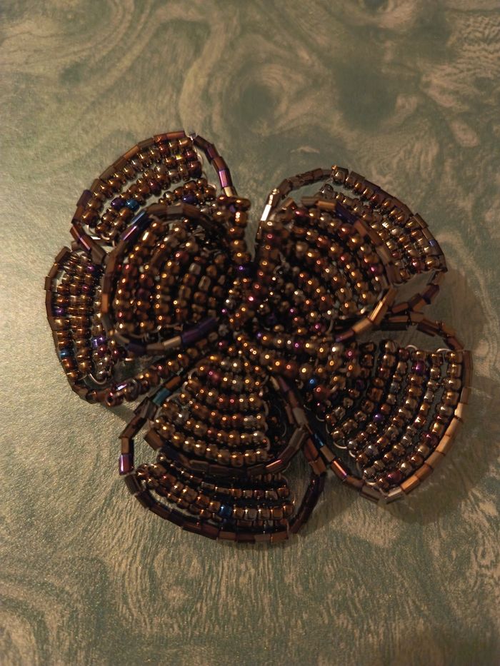 Broche en perles et tubes marron - photo numéro 3