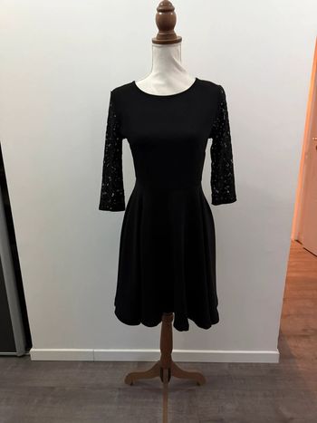 Superbe robe noire dentelle patineuse taille M