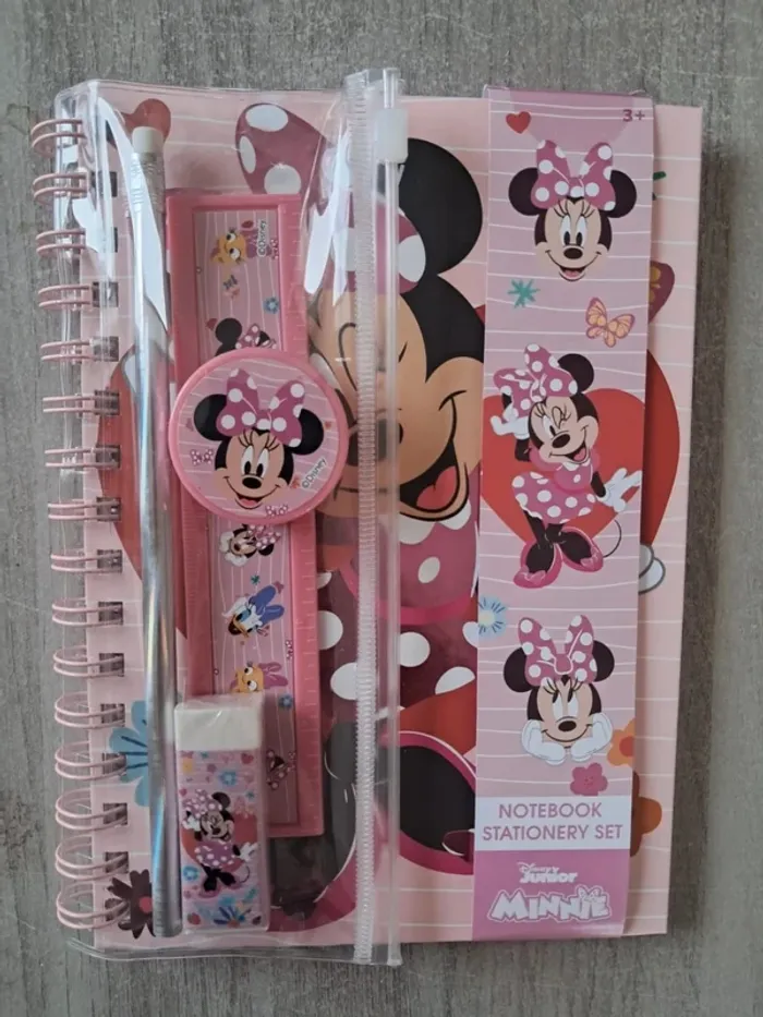 Set de fourniture scolaire  et notebook minnie