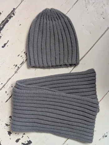 Ensemble bonnet et écharpe gris en maille