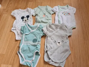 Lot bodies t-shirts 1 mois