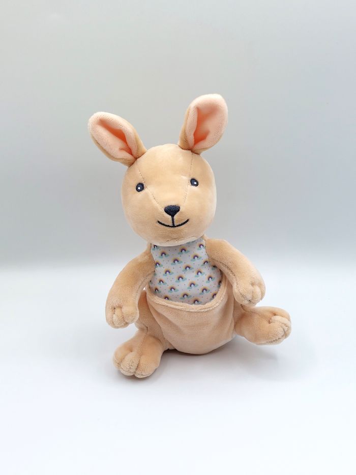 Peluche doudou kangourou beige ARTHUR ET LOLA blanc motif arc-en-ciel 22 cm état neuf