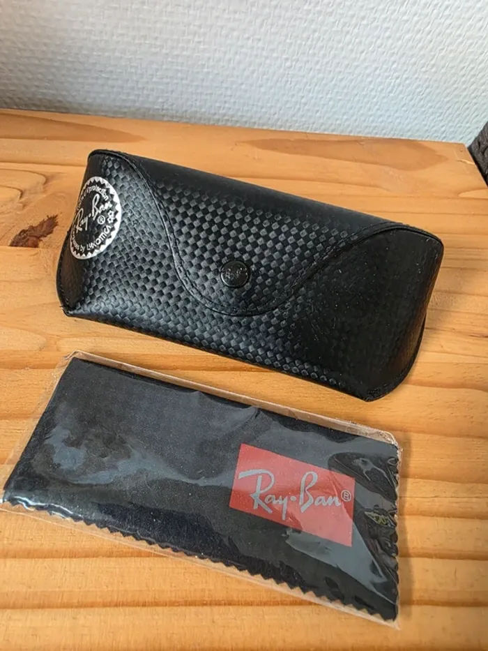 Boîtier lunettes Ray-Ban avec essuie lunettes